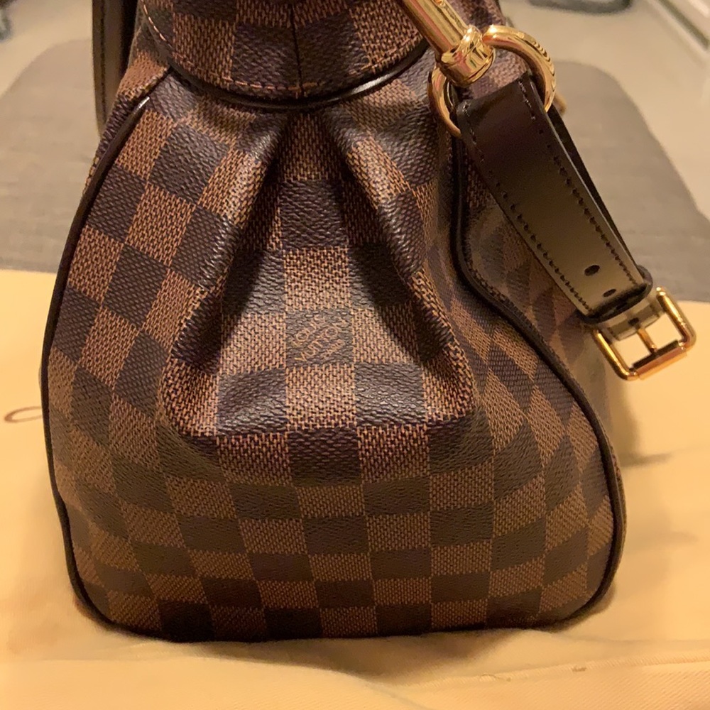 Louis Vuitton - Picture 9 of 11
